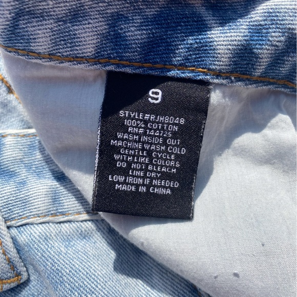 Fashion Nova distressed light washed jeans with raw hem size:9 in juniors - Picture 4 of 5